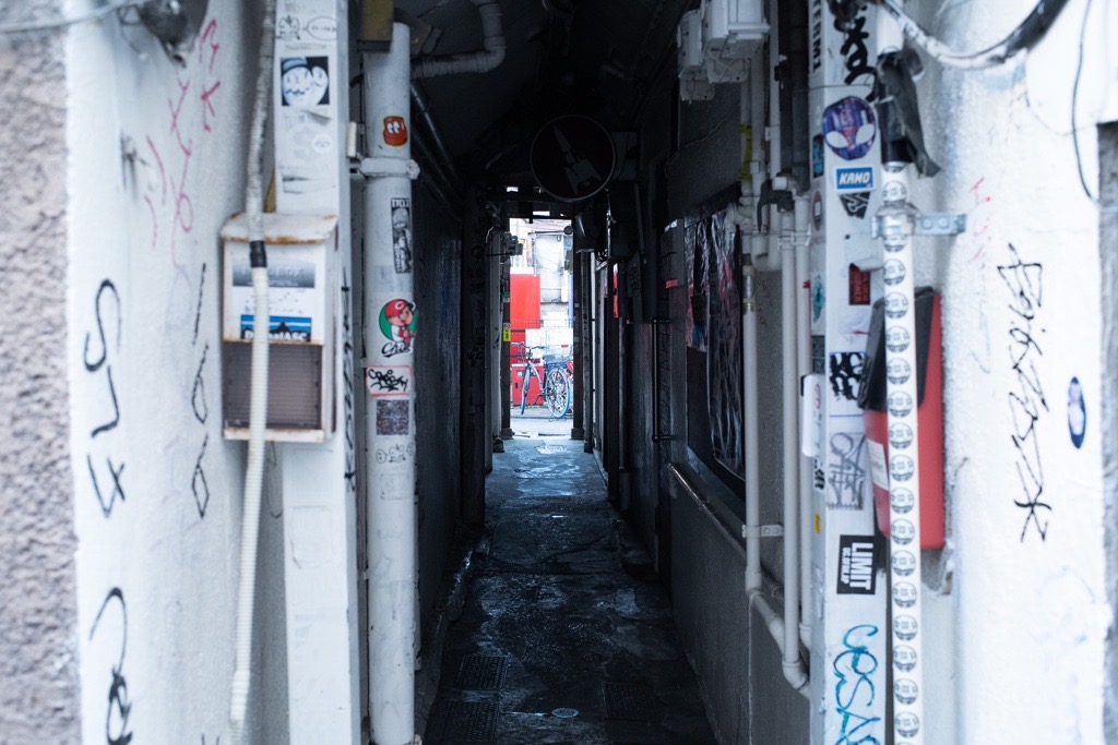 Leica ELMARIT-R 35mm F2.8 作例_朝の新宿ゴールデン街（路地裏②）