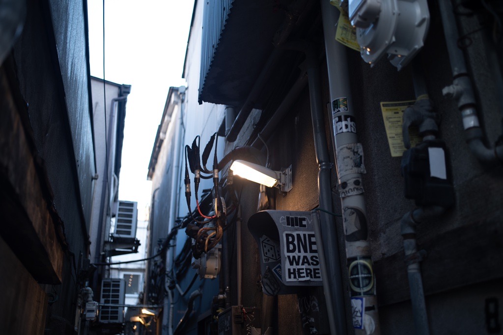 Leica ELMARIT-R 35mm F2.8 作例_朝の新宿ゴールデン街（路地裏①）