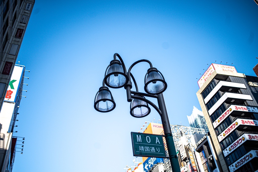 Leica ELMARIT-R 35mm F2.8 作例_朝の新宿にて街灯を