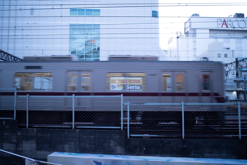 Leica ELMARIT-R 35mm F2.8 作例_早朝の池袋にて電車のある景色