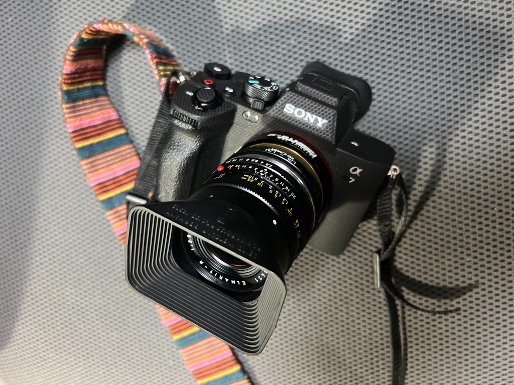 Leica ELMARIT-R 35mm F2.8をα7Ⅳに取り付けた写真